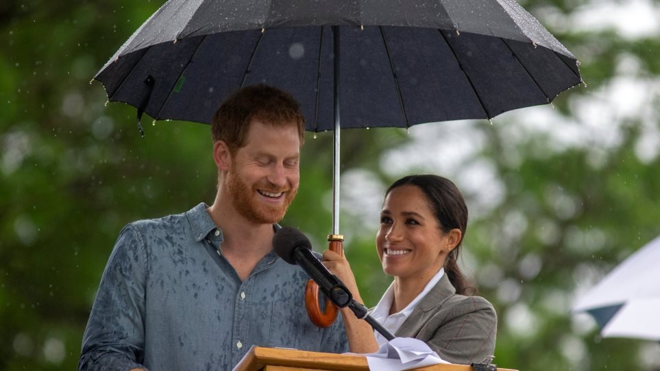 Η Μέγκαν κράτησε την ομπρέλα για να μην βρέχεται ο Χάρι