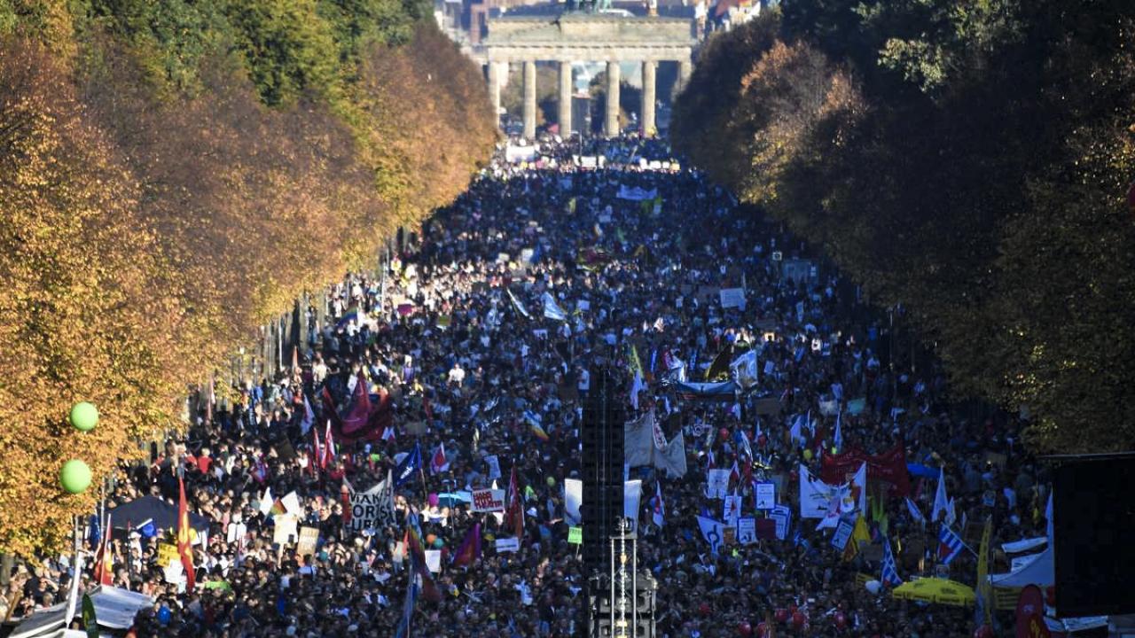 Βερολίνο : Χιλιάδες κόσμου στη διαδήλωση κατά του μίσους και της ξενοφοβίας