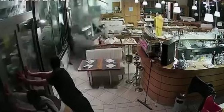 Συγκλονιστικό video: Κύμα καταστρέφει εστιατόριο στη Γένοβα της Ιταλίας