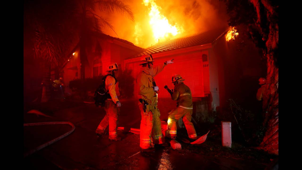 Πύρινη κόλαση η Καλιφόρνια. Εκκενώθηκαν 75.000 σπίτια - τουλάχιστον πέντε νεκροί