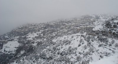 Χιονίζει στα Τρίκαλα, το στρώνει στην Αράχωβα