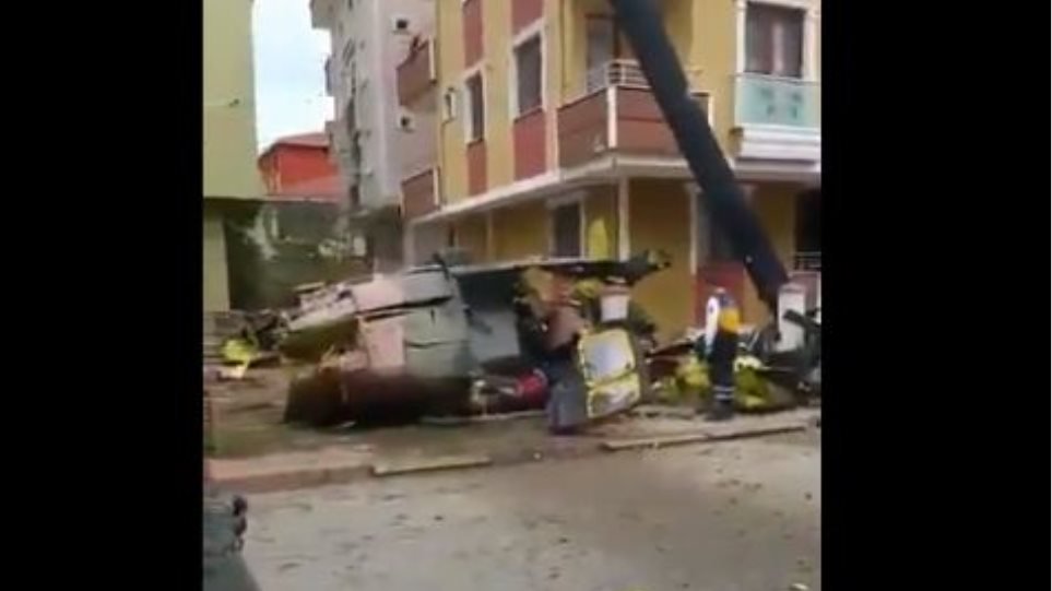 Τουρκικό ελικόπτερο έπεσε σε συνοικία της Κωνσταντινούπολης (video)