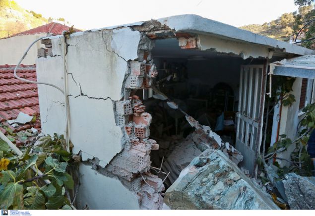 Καταπλακώθηκαν σπίτια από κατολίσθηση βράχων στη Λέσβο