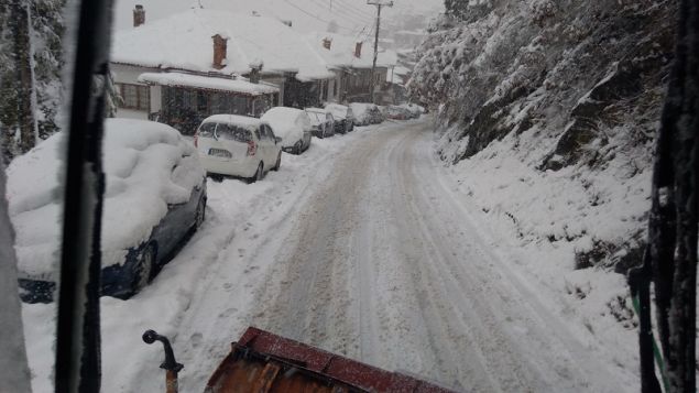 Χιονισμένο τοπίο, αλυσίδες και κλειστά σχολεία (video)