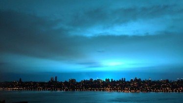 (VIDEO) Η νύχτα έγινε... μπλε στη Νέα Υόρκη λόγω φωτιάς σε μετασχηματιστή