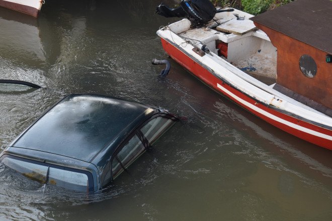 (Photo) Ιπτάμενο αυτοκίνητο πέρασε πάνω από βάρκες και έπεσε στο ποτάμι!