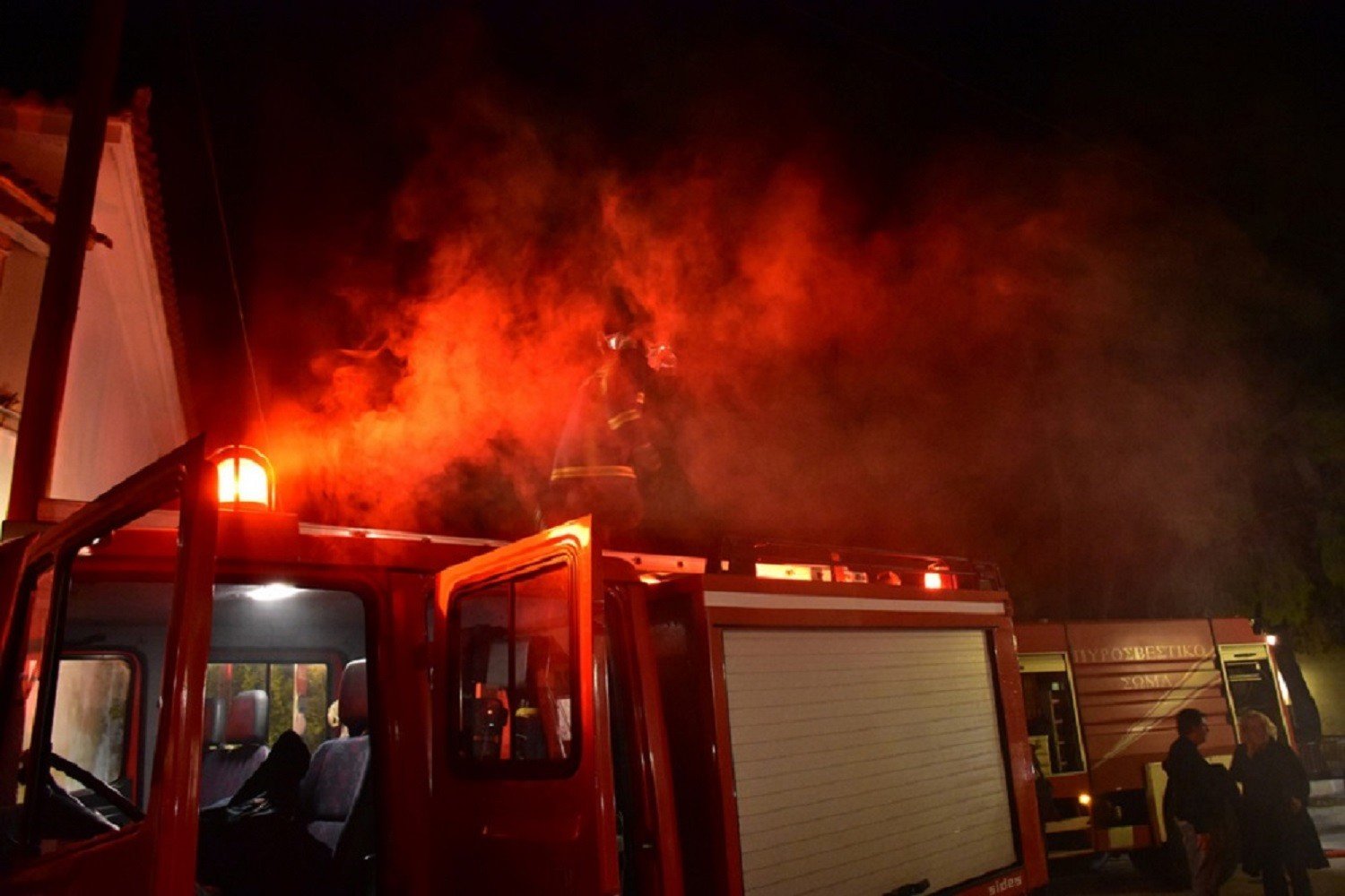 Πυρκαγιά σε εργοστάσιο επίπλων στη Λάρισα