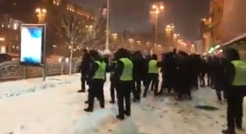 (Video) Ακόμη και στα χιόνια οι Ουκρανοί οπαδοί πρέπει να κάνουν επεισόδια