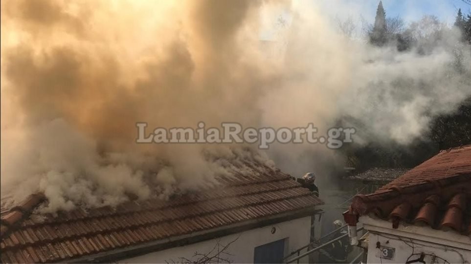(Video) Λαμία: Πυροσβέστης τυλίγεται στους καπνούς, ενώ προσπαθεί να σώσει σπίτι από τις φλόγες