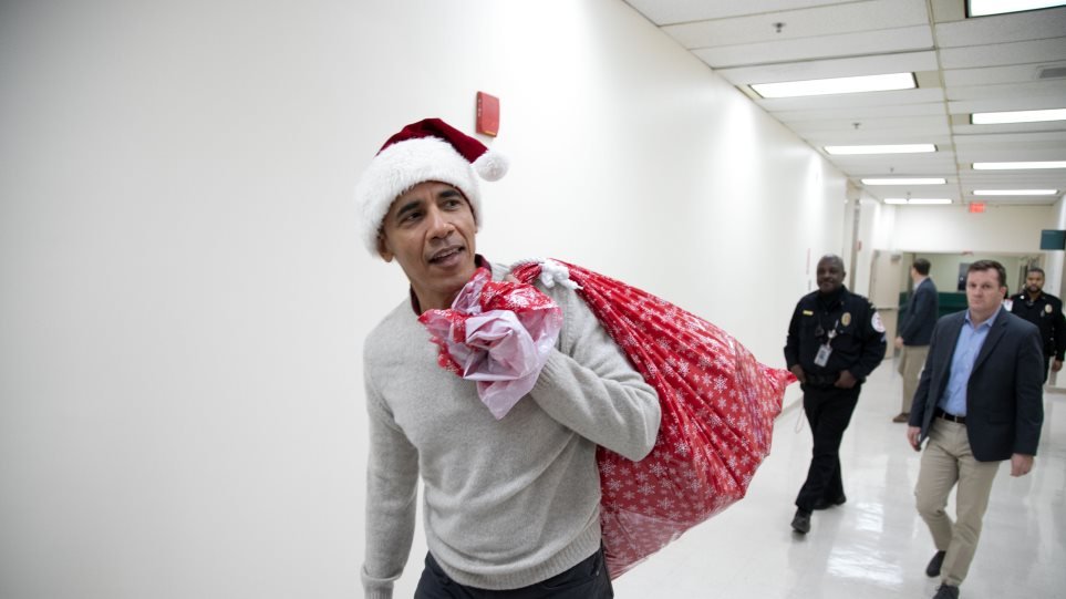O Barack Obama μοίρασε δώρα σε παιδάκια