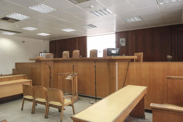 Ισόβια και 10 χρόνια κάθειρξης στον 56χρονο πατροκτόνο της Πετρούπολης