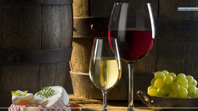 Στο εορταστικό τραπέζι να προτιμήσω λευκό ή κόκκινο κρασί;
