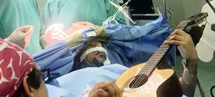 (video) Διάσημος τζαζίστας παίζει κιθάρα ενώ του αφαιρούν όγκο από τον εγκέφαλο!