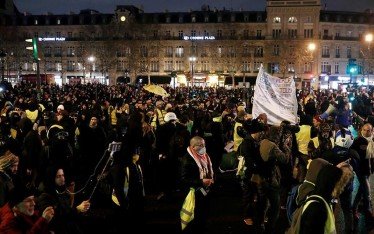 Σε κώμα ηγετική μορφή των «κίτρινων γιλέκων»-Τραυματίστηκε σοβαρά στη διάρκεια διαδήλωσης στο Παρίσι