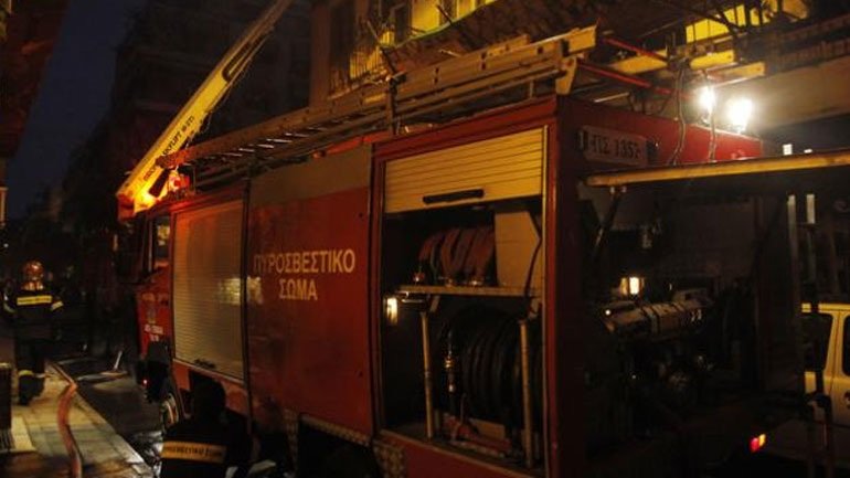 Συναγερμός στα Κάτω Πατήσια λόγω φωτιάς - Ένοικος πολυκατοικίας μεταφέρθηκε στο νοσοκομείο