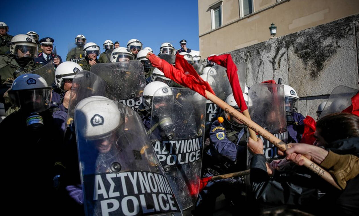 ΤΩΡΑ: Κλειστό το κέντρο της Αθήνας – Ένταση στην πορεία των εκπαιδευτικών (pics)