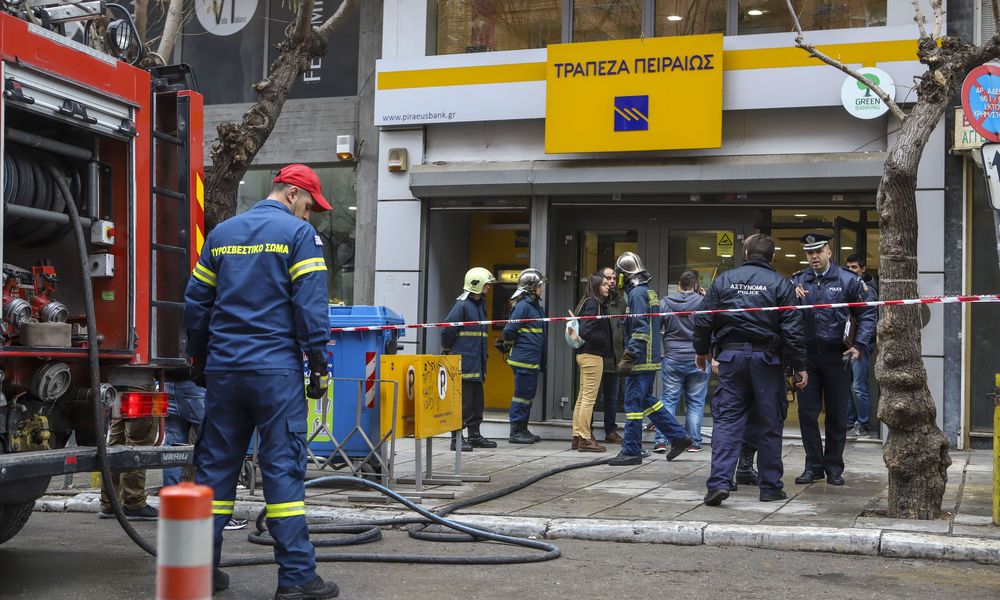 Θεσσαλονίκη : Παραδόθηκε ο άνδρας που απειλούσε να βάλει φωτιά σε υποκατάστημα της Τράπεζας Πειραιώς