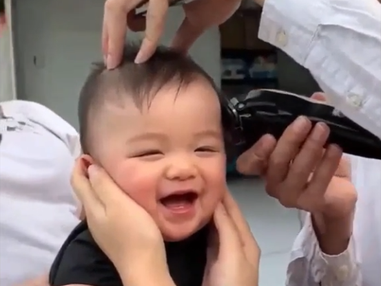 (Video) Κλάμα! Απίθανο μωρό ξεκαρδίζεται την ώρα που το κουρεύουν με την ψιλή