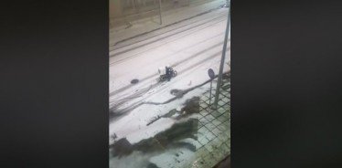 (Video) Θεσσαλονίκη: Ντελιβεράδες προσπαθούν να παραδώσουν παραγγελίες εν μέσω χιονόπτωσης