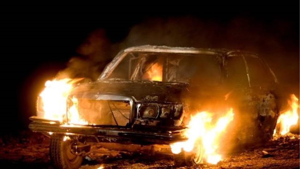 Έκαψαν τρία αυτοκίνητα σε Δουκίσσης Πλακεντίας και Παπάγου