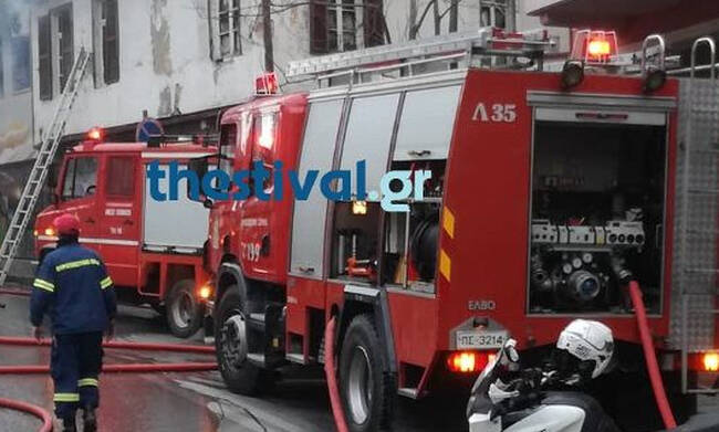 Συναγερμός στη Θεσσαλονίκη: Καίγεται μονοκατοικία στην Άνω Πόλη