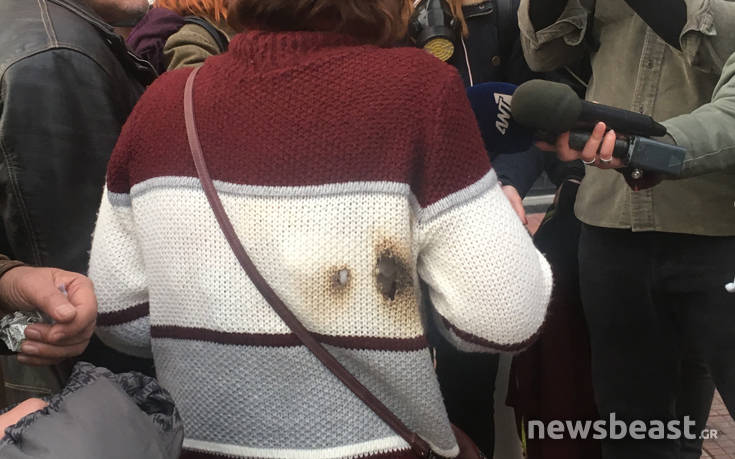 Χειροβομβίδα κρότου λάμψης έκαψε την μπλούζα διαδηλώτριας