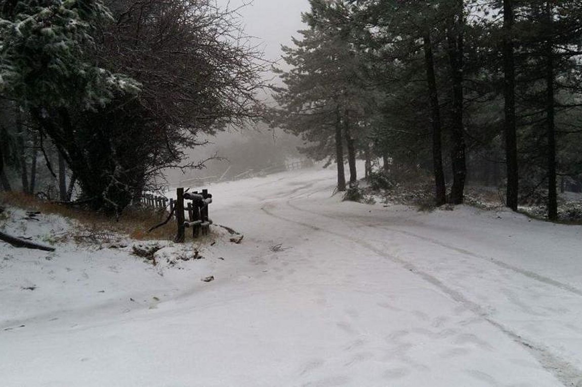 Κλειστή παραμένει και σήμερα η λεωφόρος Πάρνηθος λόγω χιονόπτωσης