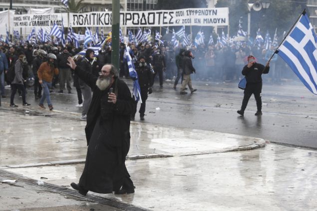 Συλλαλητήριο για τη Μακεδονία : Ιερέας προσπαθεί να σταματήσει τα ΜΑΤ