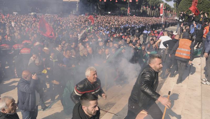 Επεισόδια και τραυματίες στις αντικυβερνητικές διαδηλώσεις στην Αλβανία