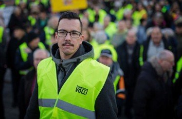 Γιάννης Σάκαρος: O 26χρονος Έλληνας ηγέτης των Κίτρινων Γιλέκων της Γερμανίας