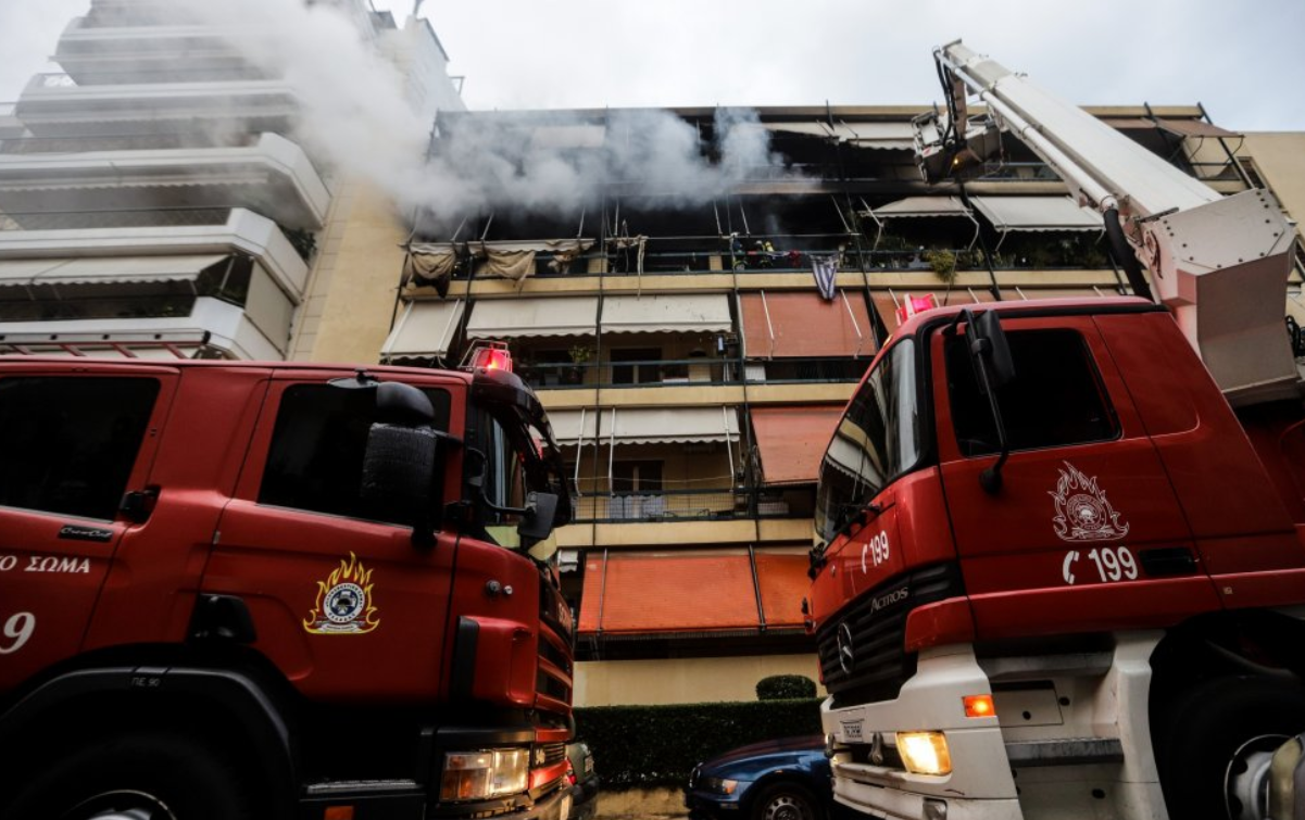 Πυρκαγιά σε διαμέρισμα στην Καλλιθέα, ένας τραυματίας στο νοσοκομείο