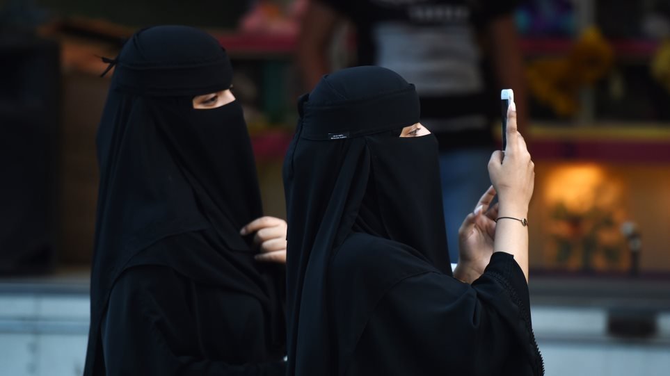 «Ξεπουλάει» στη Σαουδική Αραβία εφαρμογή που επιτρέπει στους άνδρες να παρακολουθούν τις συζύγους τους