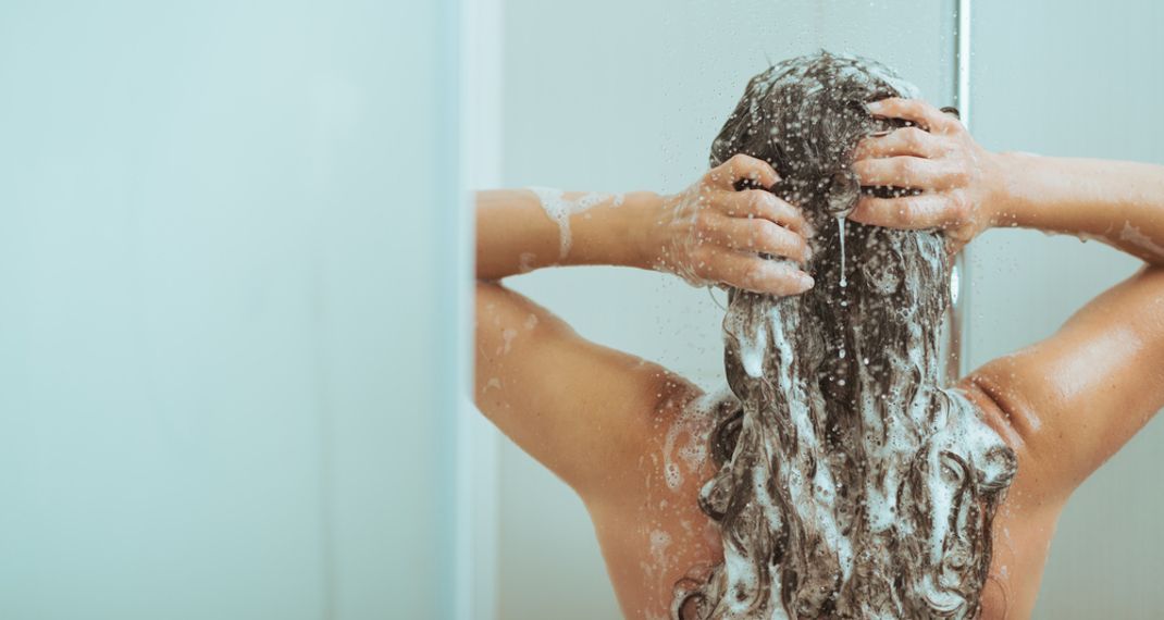 10 λάθη που κάνουμε όταν λούζουμε τα μαλλιά μας