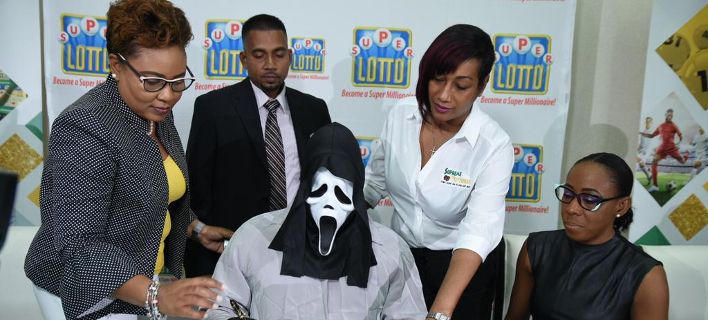 Κέρδισε 1,2 εκατ. στο ΛΟΤΤΟ και πήγε να τα παραλάβει φορώντας μάσκα Scream!