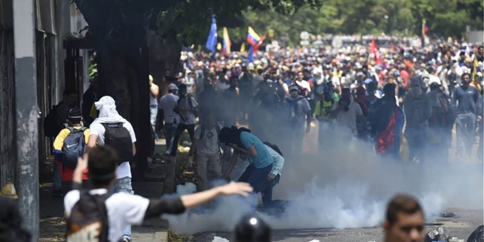 Δύο νεκροί και 15 τραυματίες στη Βενεζουέλα από πυροβολισμούς κυβερνητικών