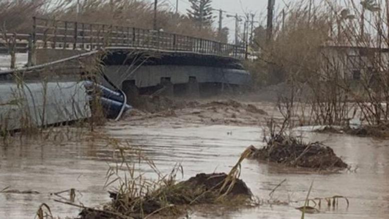 Κακοκαιρία: Ένας αγνοούμενος στην Κρήτη- Κατέρρευσαν τρεις γέφυρες στα Χανιά