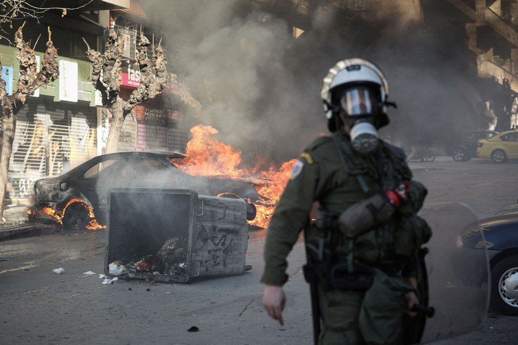 (Photo) Τα σπάνε στην Αθήνα! Τρομερά επεισόδια μετά το μαθητικό συλλαλητήριο