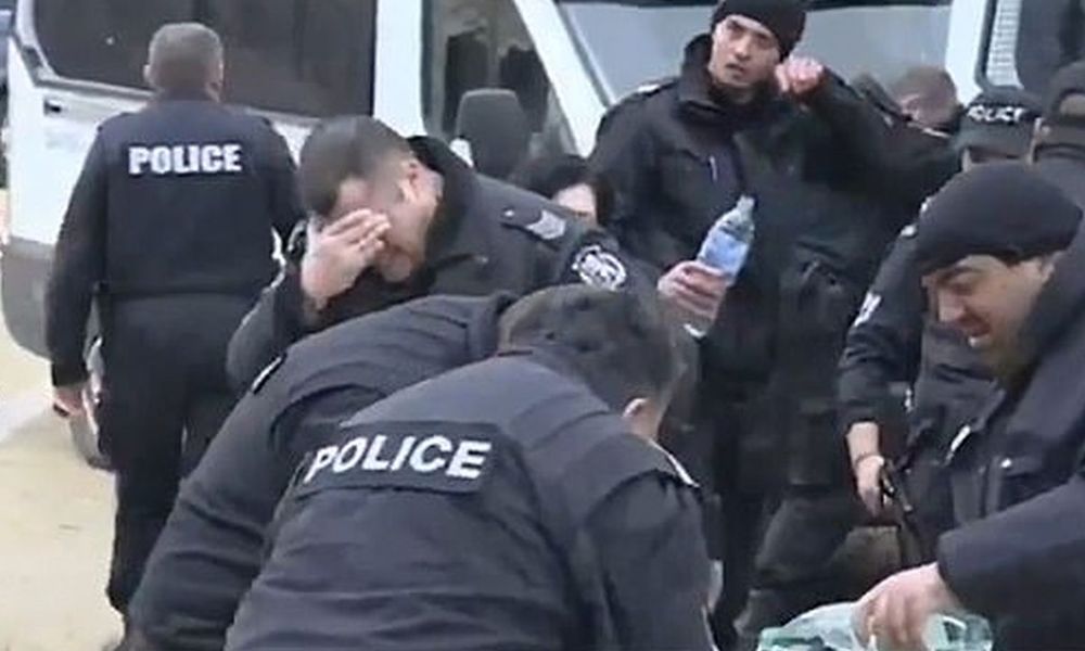 (Video) Βούλγαροι αστυνομικοί για... κλάματα, έριξαν δακρυγόνα στους εαυτούς τους