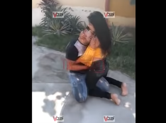 [VIDEO] Μαχαίρωσε τον φίλο της και μετά τον παρακαλούσε να μην πεθάνει!