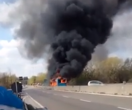 (Video) Αδιανόητο! Οδηγός λεωφορείου έβαλε φωτιά στο γεμάτο μαθητές όχημά του!