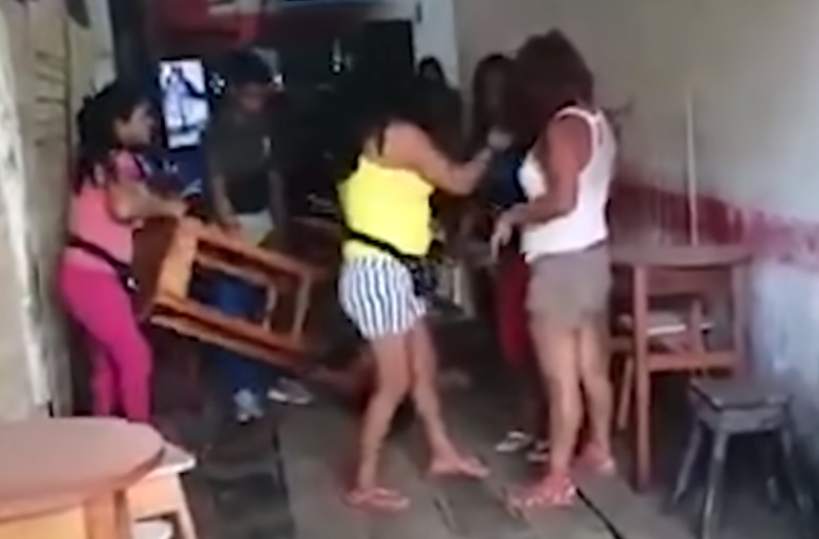 (Video) Καρεκλιές από απατημένη στον σύζυγο που τον έκανε τσακωτό να καλοπερνά με τρεις γυναίκες