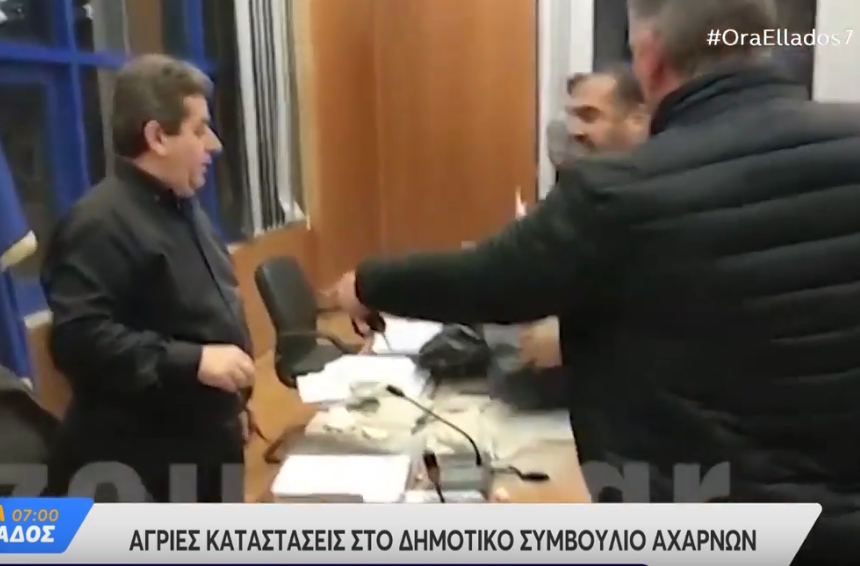 (Video) Χαμός στο δημαρχείο Αχαρνών: Εισβολή γονέων στο δημοτικό συμβούλιο με μπάζα