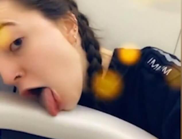 (βίντεο) Σοκ από το βίντεο με ιερόδουλη να γλείφει καπάκι τουαλέτας σε αεροπλάνο!