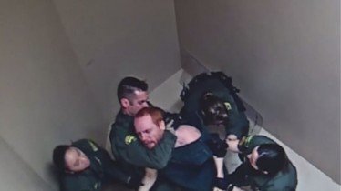 Βίντεο ΣΟΚ! Κτηνώδης ξυλοδαρμός ψυχικά ασθενή κρατούμενου σε αμερικανική φυλακή