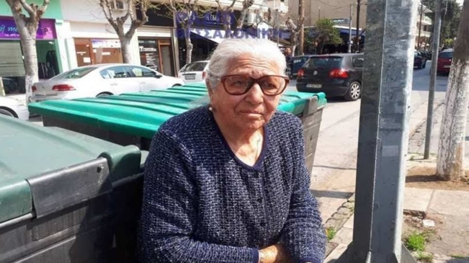 Στο πλευρό της 90χρονης που συνέλαβαν η οικογένεια Σαββίδη