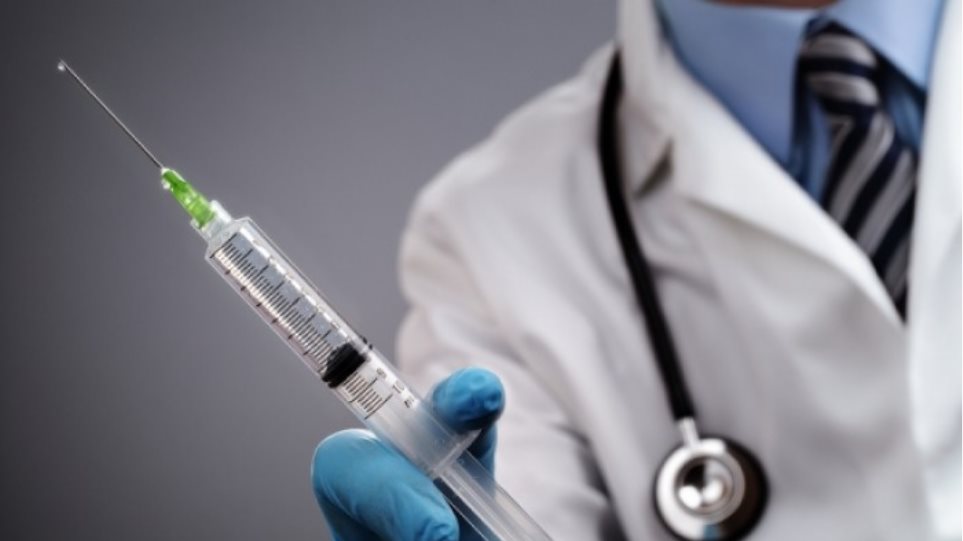 Μάχη ανακοινώσεων γιατρών και φαρμακοποιών για τροπολογία του νομοσχεδίου για την υγεία που αφορά εμβολισμούς και ΠΦΥ