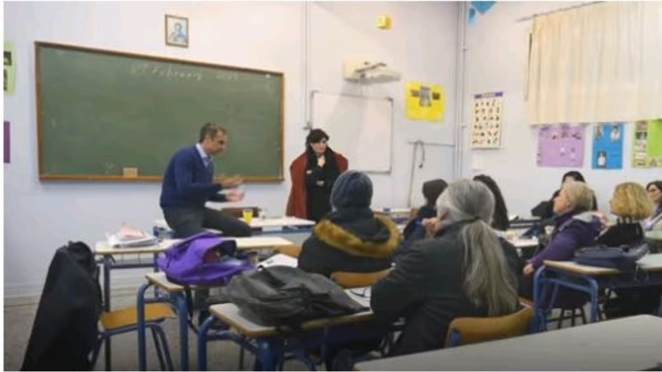 Ο Κ. Μητσοτάκης σε εσπερινό σχολείο: Η 76χρονη μαθήτρια και ο 18χρονος που δουλεύει στη λαϊκή