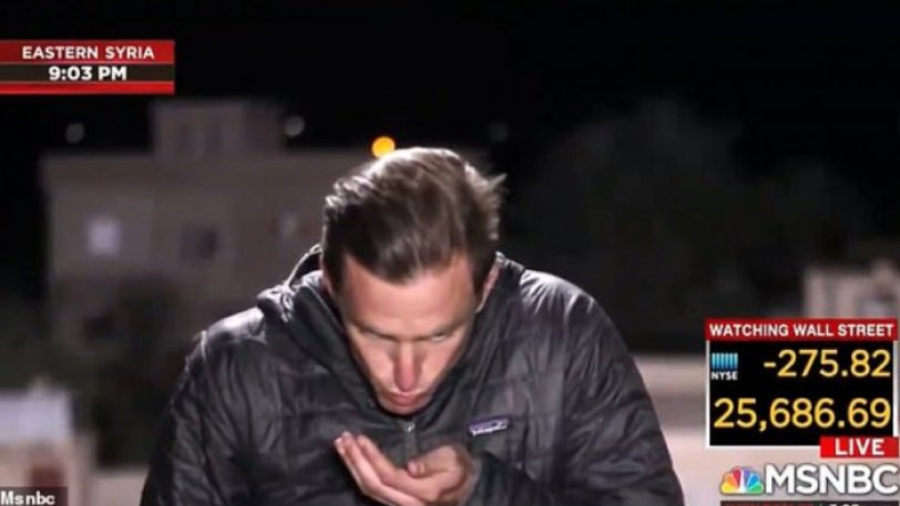 Video: Δημοσιογράφος δεν ξέρει οτι είναι στον αέρα και φτύνει στο χέρι για να φτιάξει τα μαλλιά του