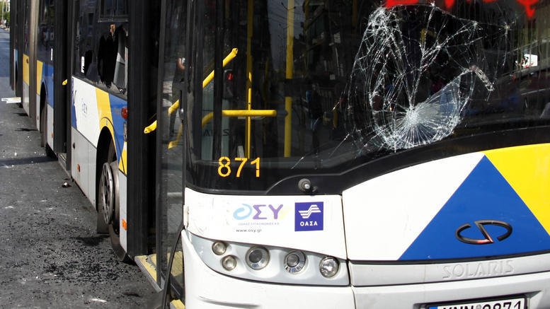 (Photo) Λεωφορείο ΟΑΣΑ: Νέα επίθεση με πέτρες στη Μεταμόρφωση