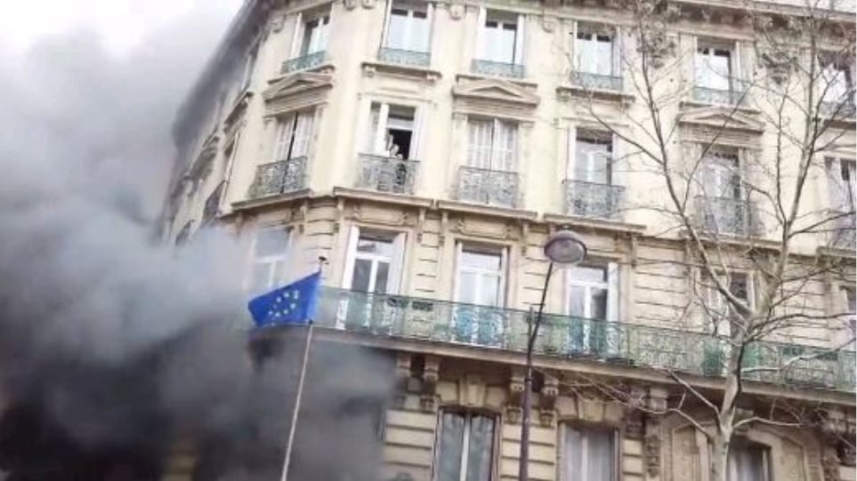 Παρίσι: Έβαλαν φωτιά σε τράπεζα - Παγιδεύτηκε μητέρα με το μωρό της
